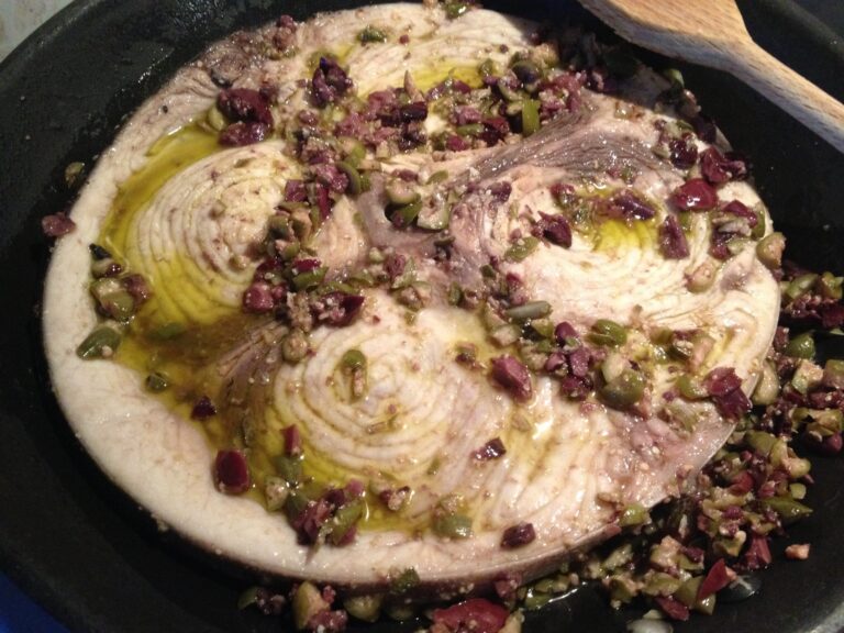 Medaglioni di Spada con pesto di Olive e Capperi (Frutti, non Fiori)