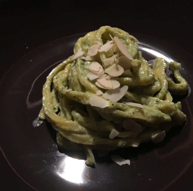Tagliolini al Pesto, Ricotta di Bufala e Mandorle