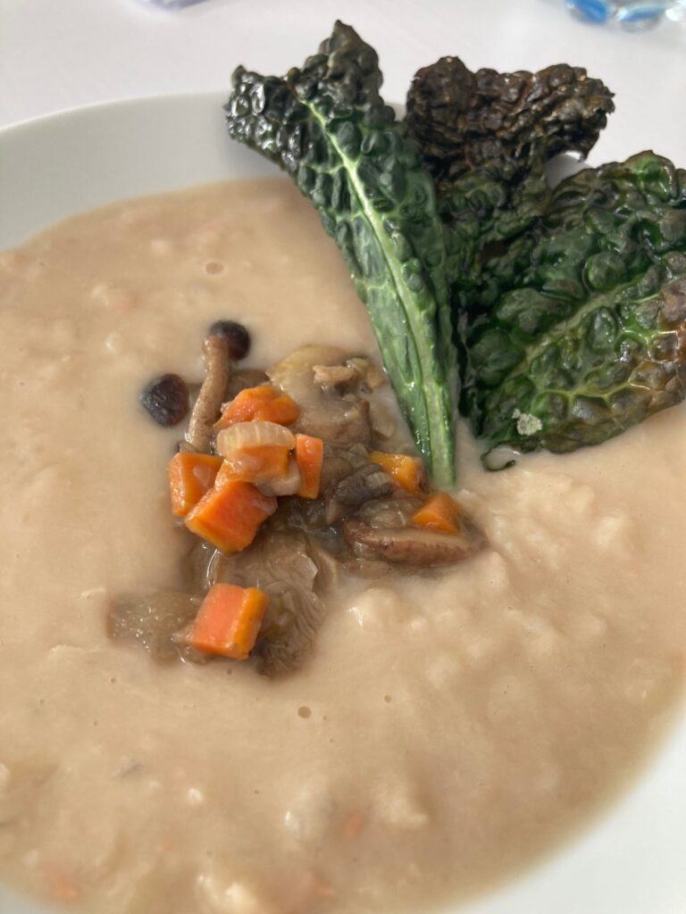 Crema di Fagioli, funghi e chips di Cavolo Nero