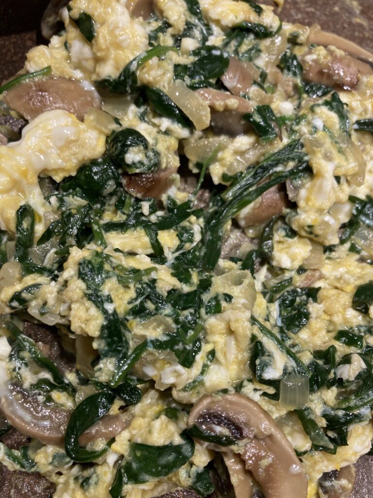UOVA STRAPAZZATE SPINACINI E FUNGHI